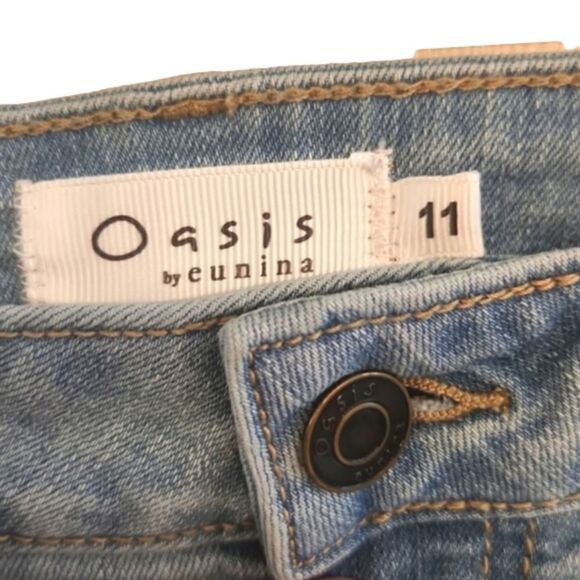 𝅺Juniors Oasis by Eunina cropped distressed lightwash jeans size 11 - Picture 5 of 9
